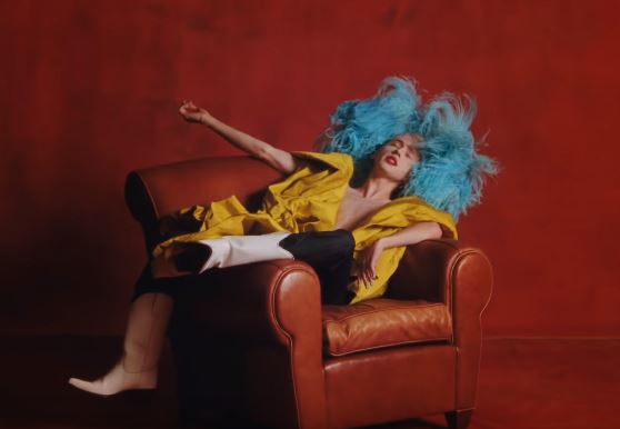 Трой Сиван примерил множество образов в новой работе​Фото: кадр из клипа