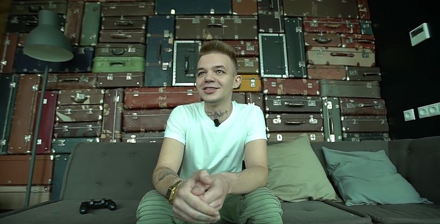 Когда-то Элджей давал интервью без белых линзФото: кадр программы FUNBOX 