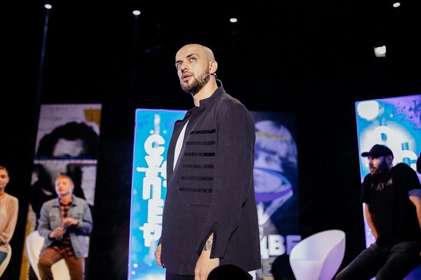 Идейный вдохновитель и ведущий шоу «СУПЕРСТИХИ» - ST​Фото: Виталий Кривцов, ТНТ MUSIC