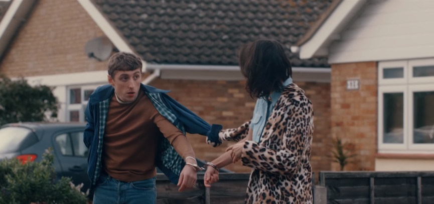 Незнакомец рядом может оказаться любовью всей жизни​Фото: кадр из клипа