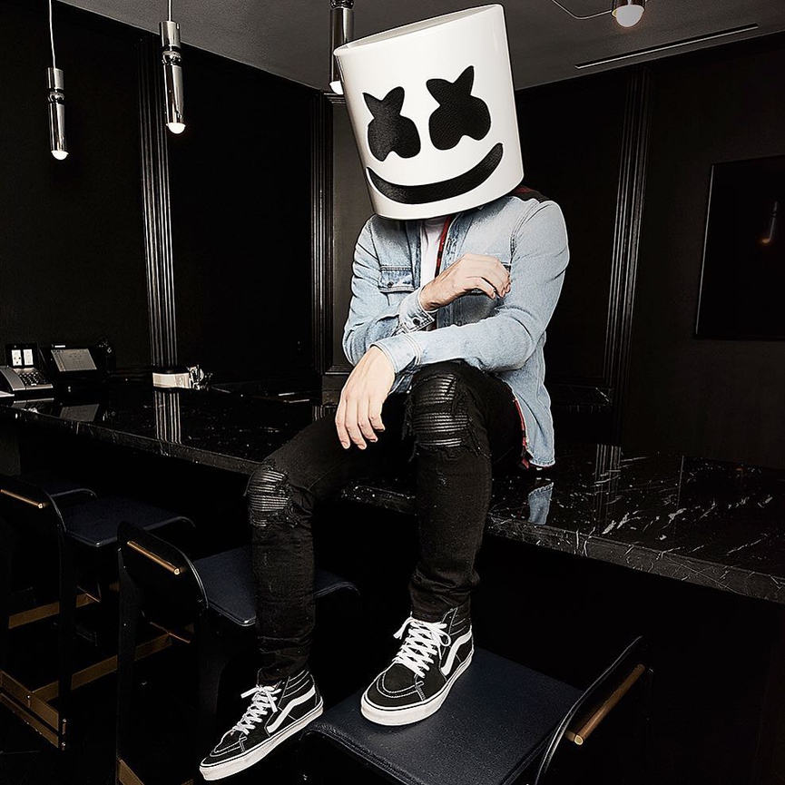 Никто из многочисленных звёздных друзей пока не выдал секрета диджея​Фото: Instagram