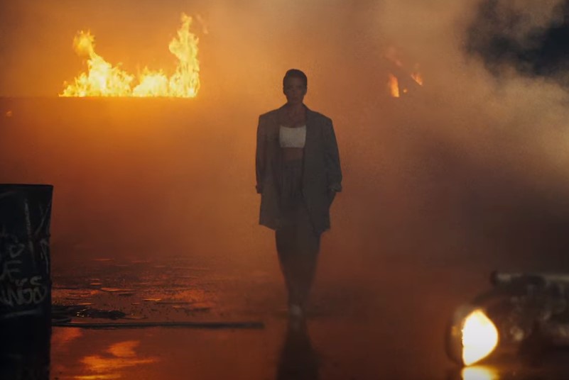 Брюки с высокой талией стоит сочетать с кроп-топом​Кадр из клипа