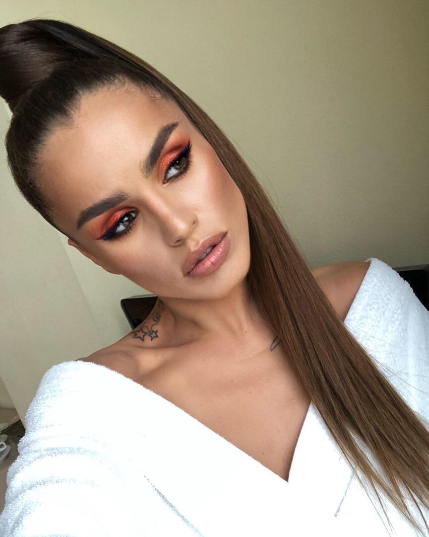 На загорелой коже Юли Zivert неоновый оранжевый смотрится особенно выигрышноФото: Instagram