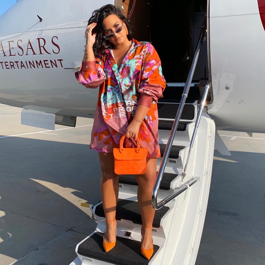 Деми Ловато сочетает мини-сумку и оверсайз-вещиФото: Instagram