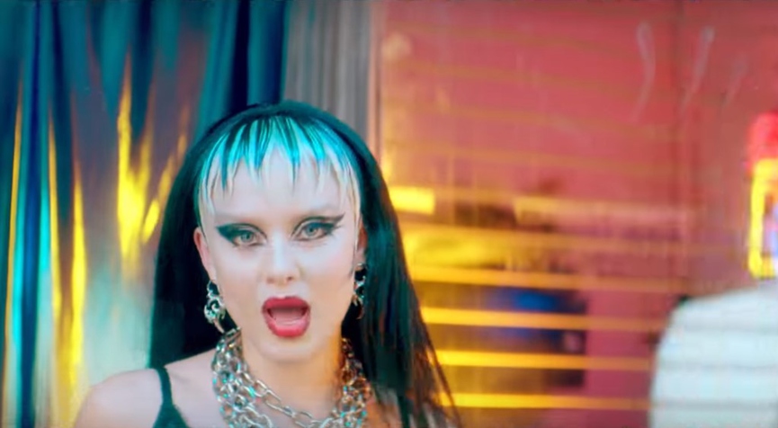 Роковой образ с наивным baby tressФото: кадр из видео