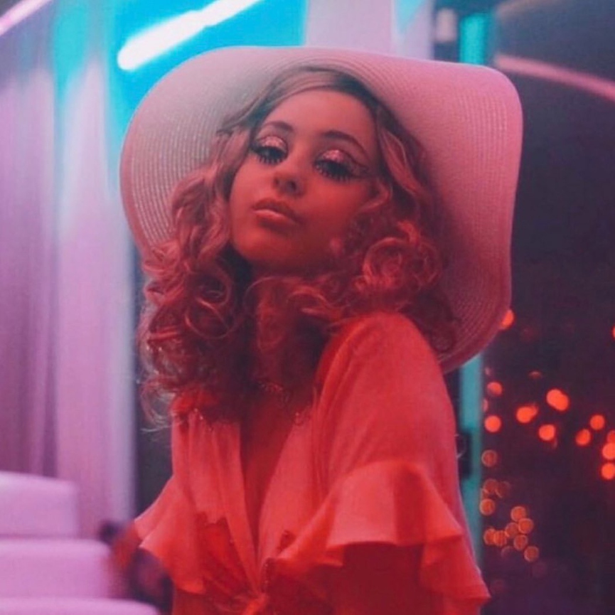 В образе Мэдди есть отсылка и к героине Джоди Фостер из фильма «Таксист»Кадр со съёмок сериала «Эйфория» / Instagram