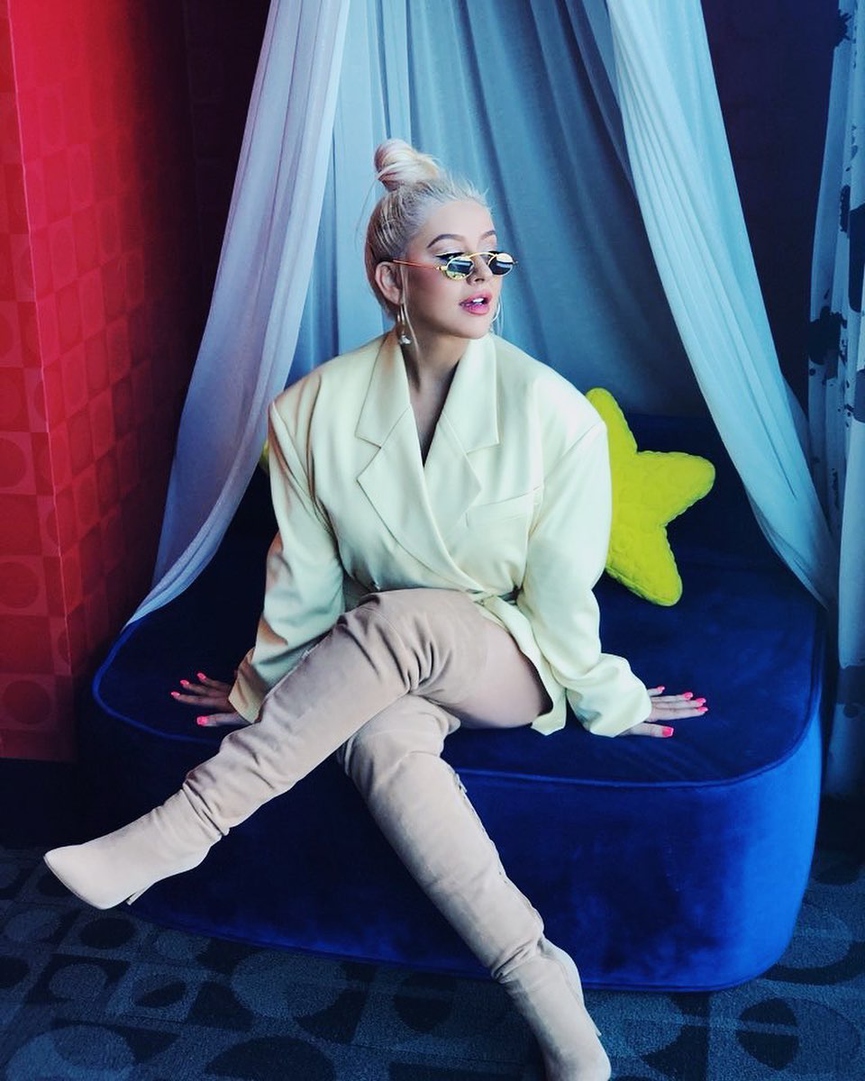 Кристина Агилера показывает, что деловой стиль тоже может быть нежнымФото: Instagram