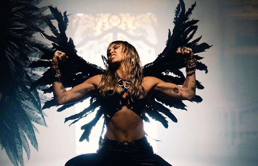 Майли СайрусКадр из клипа «Don't Call Me Angel»