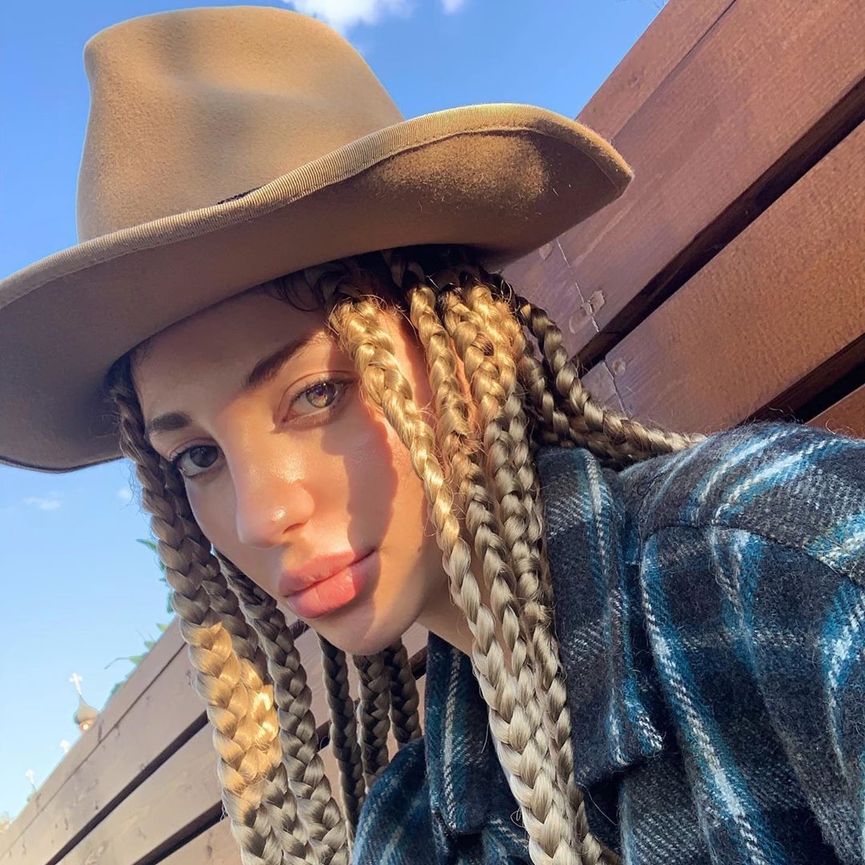 «Никогда бы не подумала, что буду писать на русском»: интервью с дебютанткой «Газгольдер» ― ANIKV