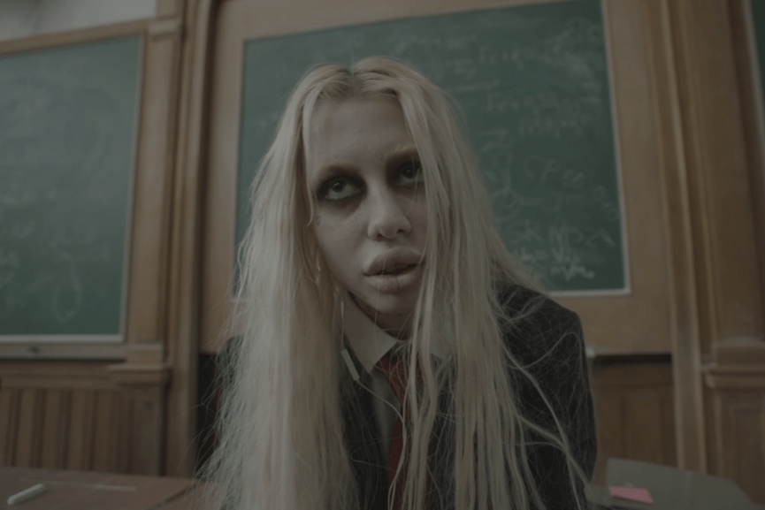 Кадр из клипа: «Пошлая Молли» – «Ты разбила папину машину»