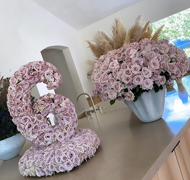 Ким показала фанатам, как её поздравил муж​Фото: Instagram 