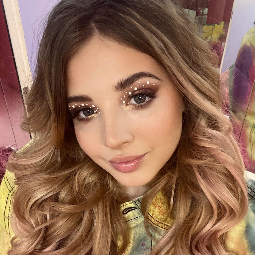 Сейчас у Ани более 4,5 миллионов фолловеров в TikTok и ещё 2,2 - в InstagramФото: Instagram