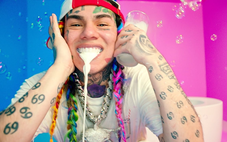 Текаши 6ix9ine​Фото: кадр из клипа «YAYA»