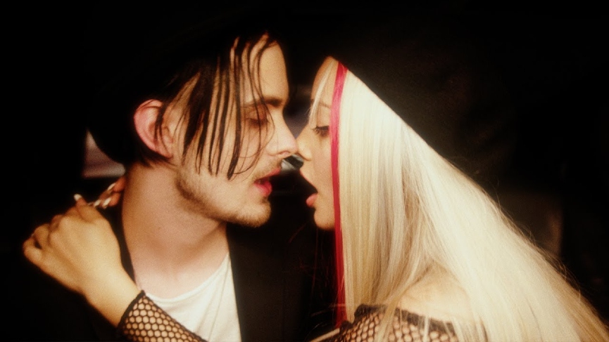 Кирилл Бледный и Катя КищукФото: кадр из клипа «Мишка»