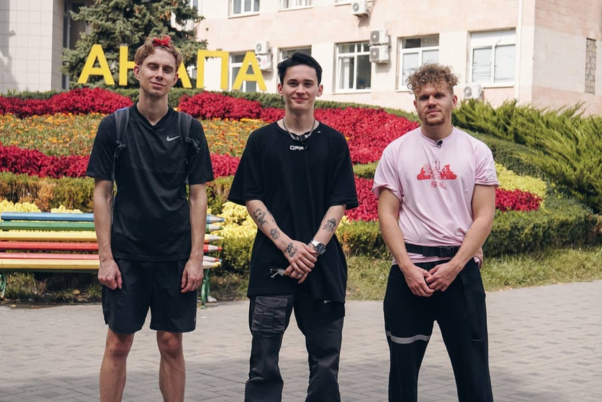 Даня Милохин и ведущие «Вписки»​Фото: Instagram