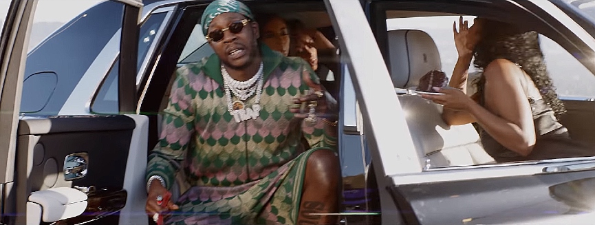 Красивые девушки в дорогих машинах - еще один показатель роскоши​Фото: кадр из клипа