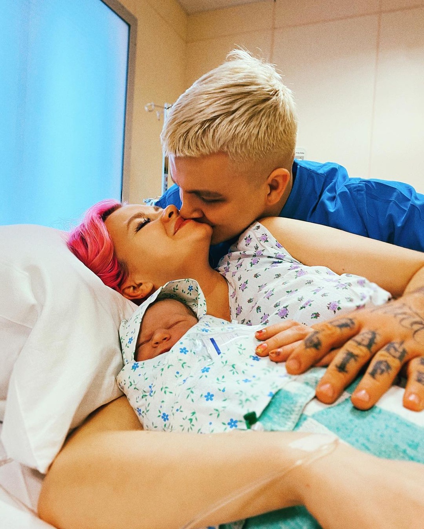 Виктор как мог поддерживал Дашу Фото: Instagram 