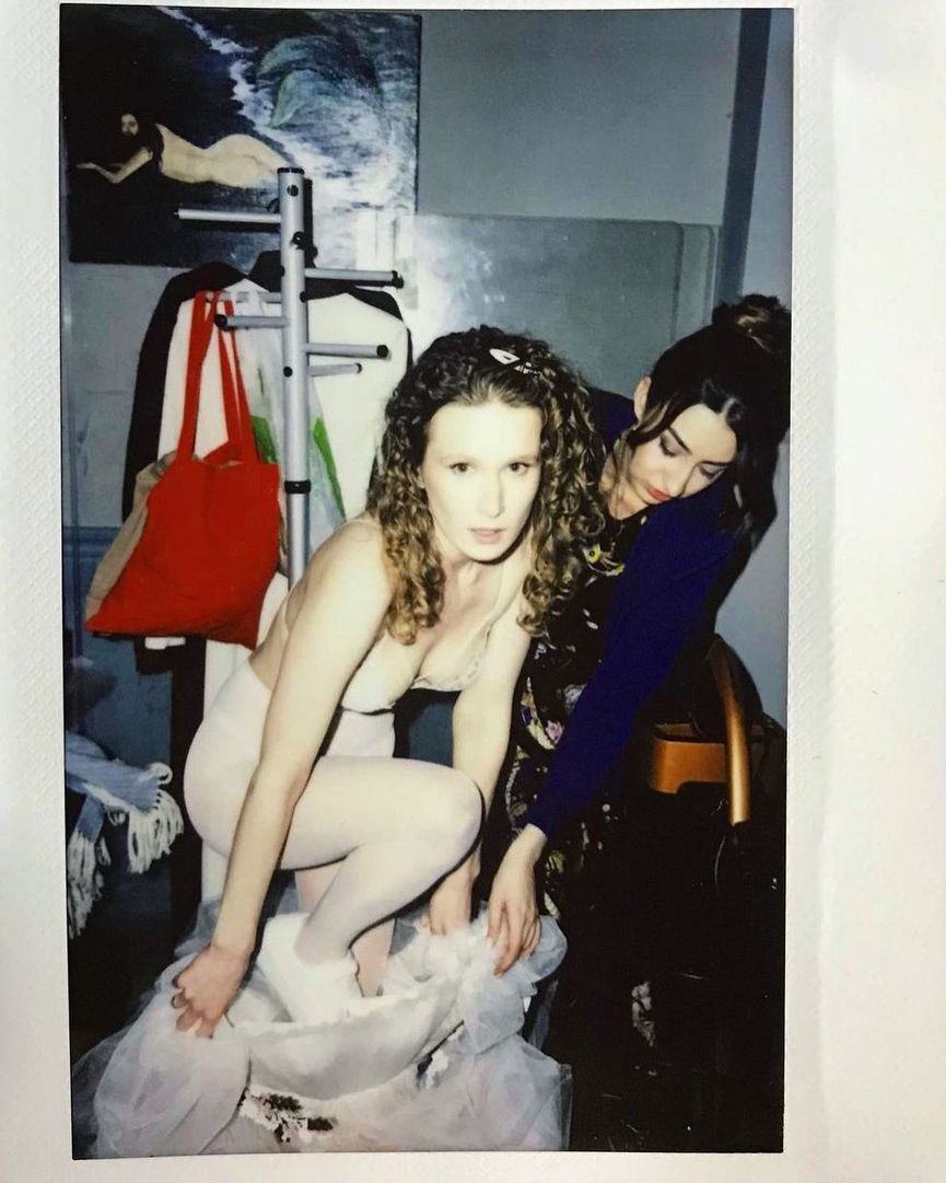 Кадр дня: Монеточка* и Витя Исаев празднуют свадьбу