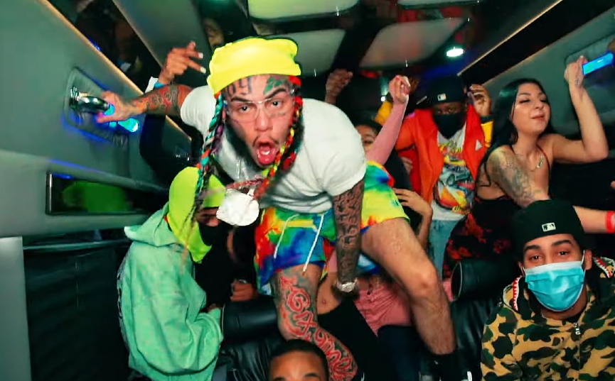Текаши 6ix9ine со своими соратникамиФото: кадр из клипа