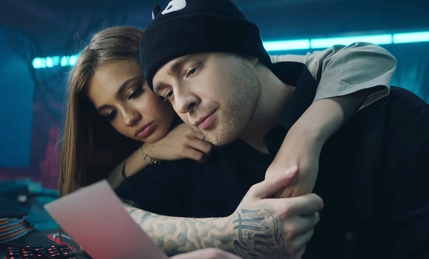 Валя Карнавал и Егор КридФото: кадр из клипа «Девочка с картинки»