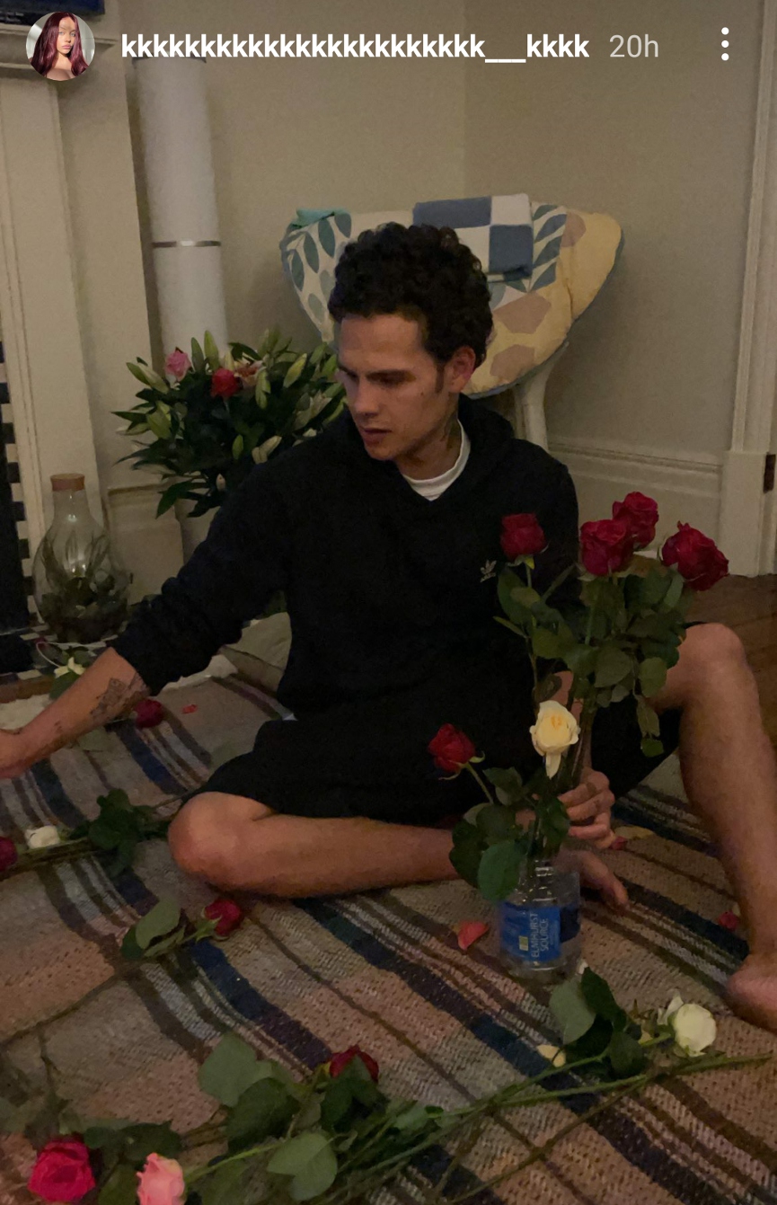 Кадры дня: slowthai накормил Катю Кищук русской едой