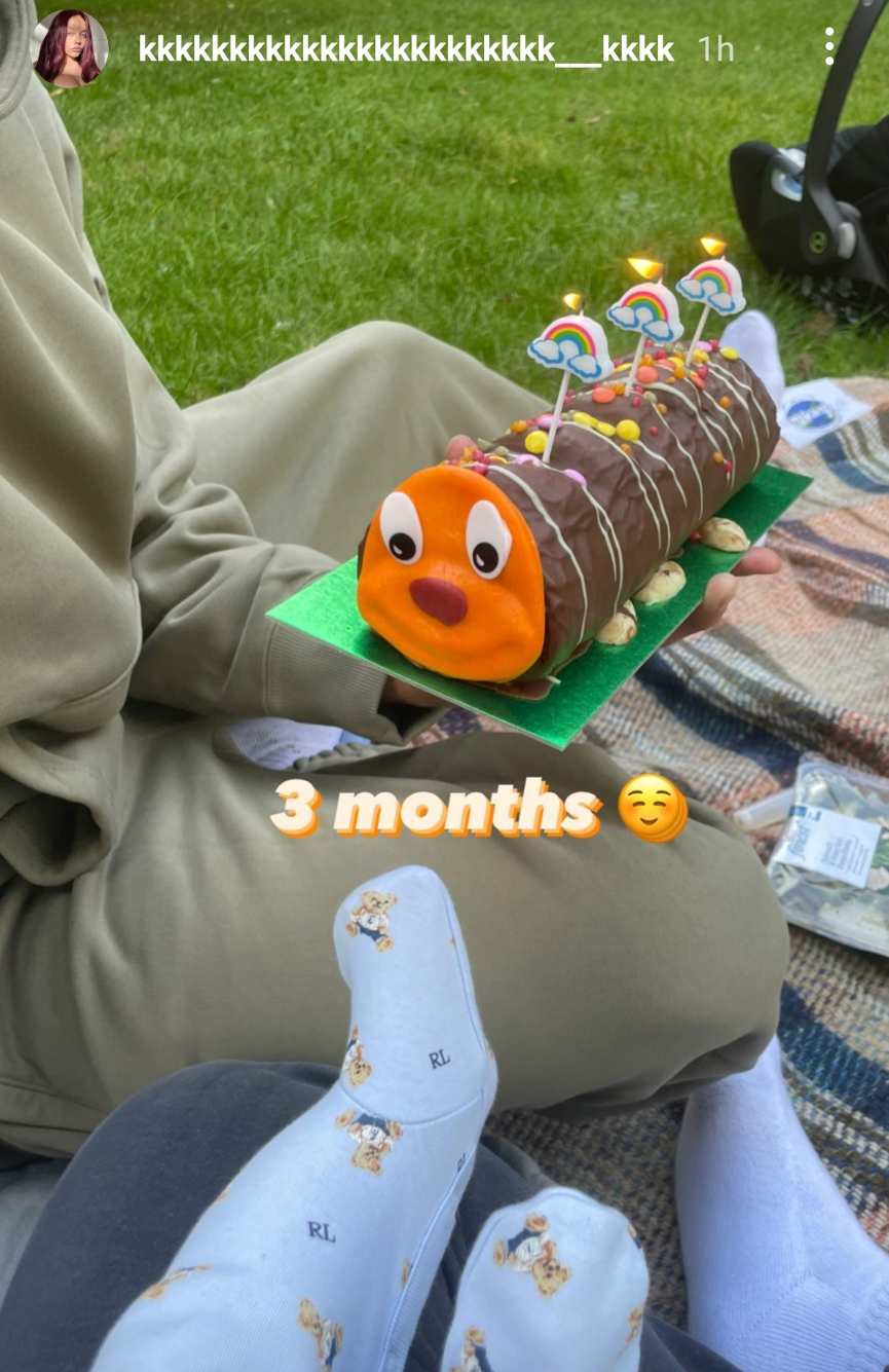 Кадры дня: slowthai накормил Катю Кищук русской едой