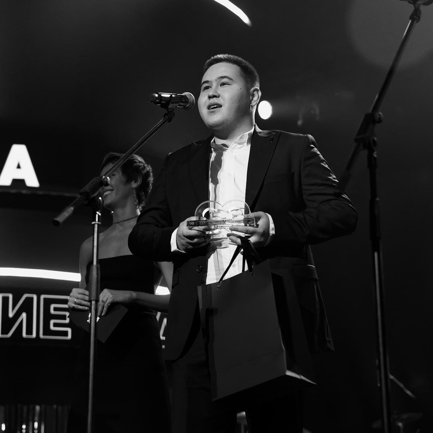 Imanbek забирает награду GQФото: Instagram / @imanbekmusic