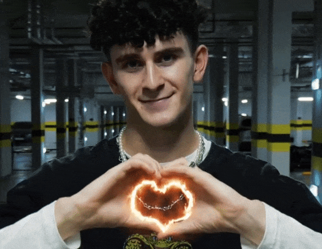 Артур Бабич спел о разбитом сердце в треке «Маяк»