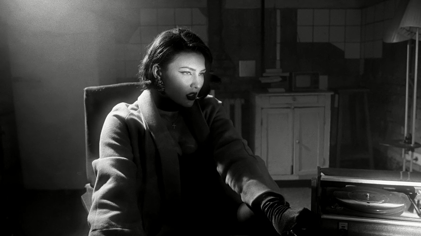 Кадр из клипа «Bullet»