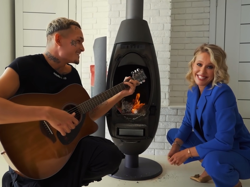 Моргенштерн и Ксения Собчак​Кадр из нового выпуска шоу «Осторожно: Собчак»