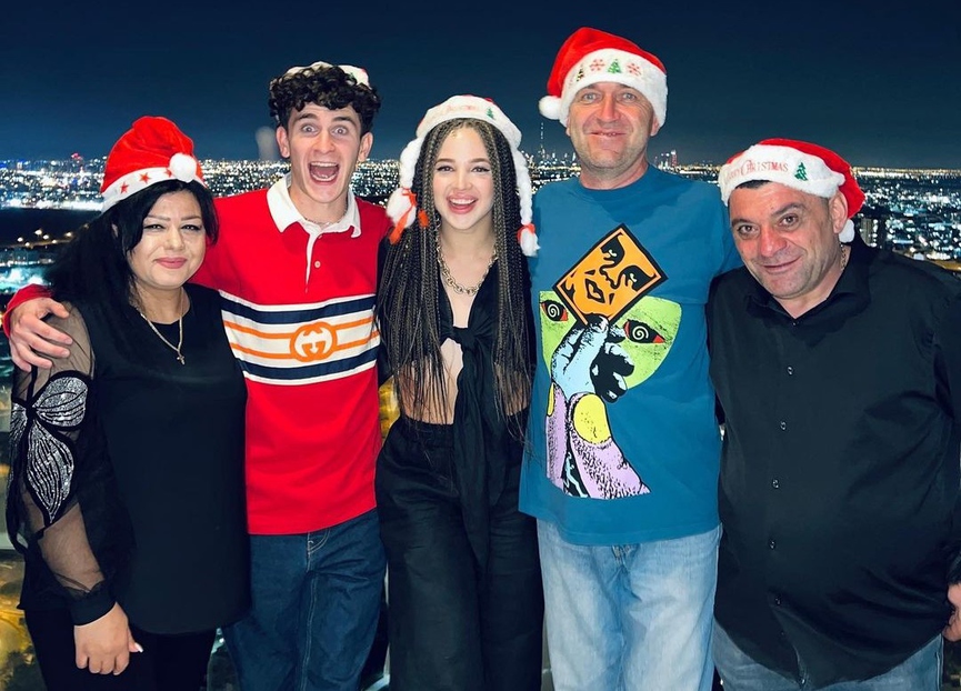 Артур Бабич и Аня Pokrov с родителями