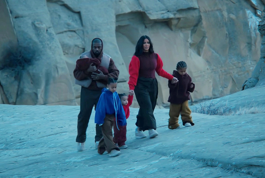 Канье Уэст и Ким Кардашьян с детьми​Фото: кадр из клипа «Closed On Sunday»