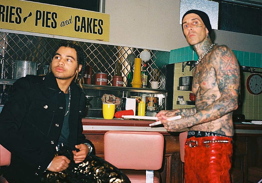 24kGoldn и Трэвис Баркер / бэкстейдж клипаИсточник: соцсети