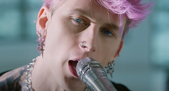 Machine Gun KellyФото: кадр из клипа «Maybe»