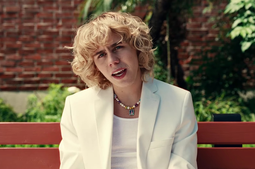 The Kid LaroiКадр из клипа «Thousand Miles»