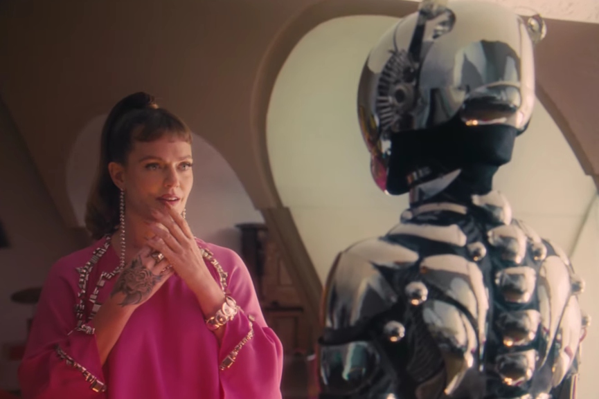 Кадр из клипа ​«No One Dies From Love»