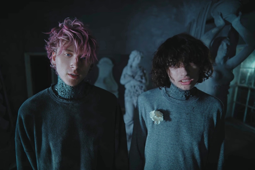 Machine Gun Kelly и GlaiveКадр из клипа «More Than Life»