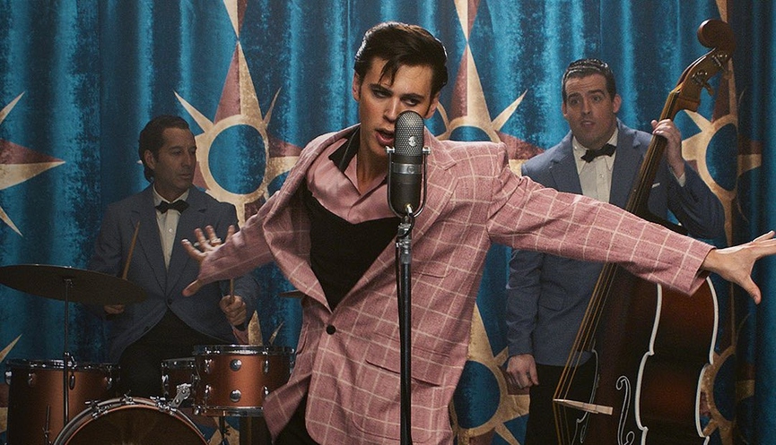 Остин Батлер в образе Элвиса Пресли​Фото: Warner Bros.